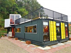 色彩斑斕的集裝箱創意咖啡館